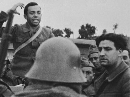 Miguel Hernández en el frente durante la Guerra Civil en 1936. En vídeo, el poeta recita la 'Canción del esposo soldado'.