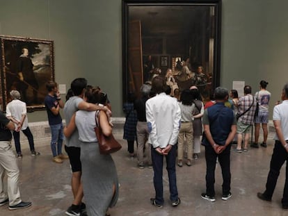 Visitantes en la sala de 'Las meninas' del Museo del Prado. En vídeo, promo de la exposición 'Velázquez, Rembrandt, Vermeer. Miradas afines'.