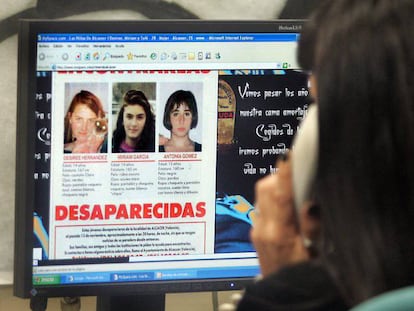 El cartel que se utilizó para la búsqueda de las tres menores Desirée, Míriam y Antonia, en la pantalla de un ordenador.