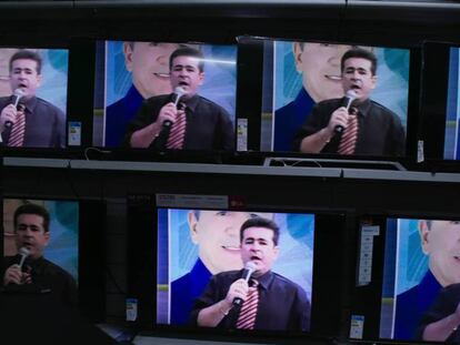 El presentador y diputado Wallace Souza, en su programa. En vídeo, tráiler de la serie.