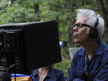 Jim Jarmusch, en el rodaje de 'Los muertos no mueren'. En vídeo, el tráiler de la película.