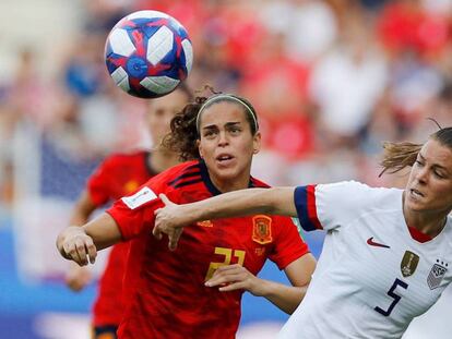 Falcón y O'Hara pugnan por un balón en el Mundial de fútbol de Francia 2019. En vídeo, declaraciones de Jorge Vilda, seleccionador español femenino de fútbol.