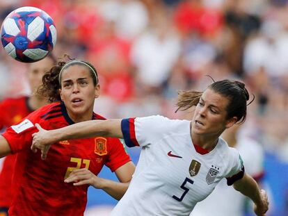 Falcón y O'Hara pugnan por un balón en el Mundial de fútbol de Francia 2019. En vídeo, declaraciones de Jorge Vilda, seleccionador español femenino de fútbol.