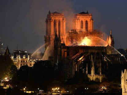 Labores de extinción del incendio que destruyó la techumbre de la catedral de Notre Dame el pasado abril.