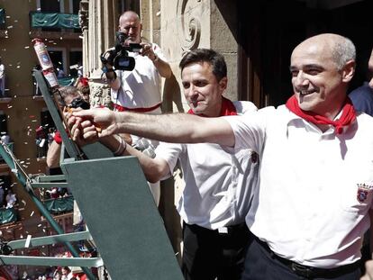 Jesús Garisoain (a la derecha), subdirector de la banda municipal de música La Pamplonesa, ha sido el encargado del lanzamiento del tradicional chupinazo. En vídeo, Pamplona enciende la mecha de los Sanfermines 2019