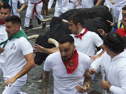 Los toros de la ganadería Puerto de San Lorenzo han protagonizado la primera carrera de los sanfermines de 2019, este domingo. En vídeo, las imágenes del encierro.