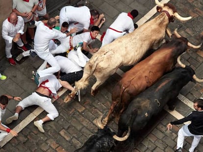 Tres heridos con contusiones y traumatismos en el rapidísimo segundo encierro de San Fermín 2019