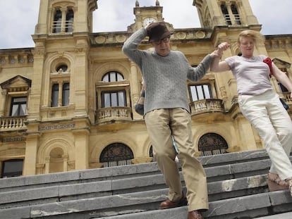 Woody Allen desciende este martes las escaleras del Ayuntamiento de San Sebastián tras ser recibido por autoridades. En vídeo, Woody Allen comienza el rodaje de 'El festival de Rifkin' en San Sebastián.