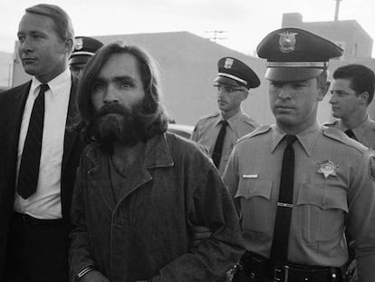 Charles Manson es escoltado al juzgado, en 1969. En vídeo, siete respuestas que definen a Charles Manson.