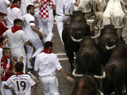 Los toros de la ganadería de Jandilla enfilan la calle de la Estafeta durante el cuarto encierro de los Sanfermines 2019. En vídeo, el resumen.