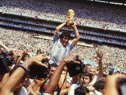 Maradona, con el trofeo del Mundial de 1986, en el documental.