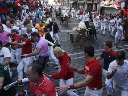 Los toros de la ganadería de Núñez del Cuvillo, a su paso por la curva de la calle Mercaderes, durante el sexto encierro de los sanfermines. En vídeo, el encierro del viernes.