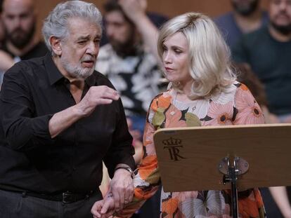 foto: Plácido Domingo y Carmen Giannattasio, en un ensayo de 'Giovanna d'Arco' en el Teatro Real. ( Vídeo: Declaraciones de Plácido Domingo