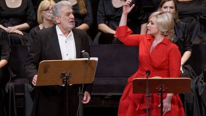 Plácido Domingo y la soprano italiana Carmen Giannattasio durante el estreno de 'Giovanna d´Arco'. En vídeo, declaraciones de Domingo en rueda de prensa.