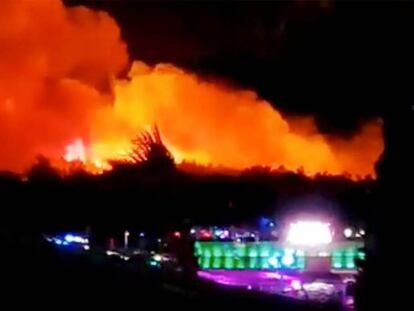 El bosque que rodea el festival Fresh Island, durante el incendio de este lunes por la noche. En vídeo, así fue el incendio.