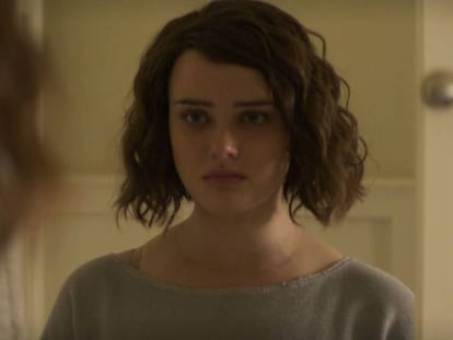 Hannah (Katherine Langford) en la secuencia del espejo antes del suicidio. En vídeo, promo de la primera temporada de la serie.