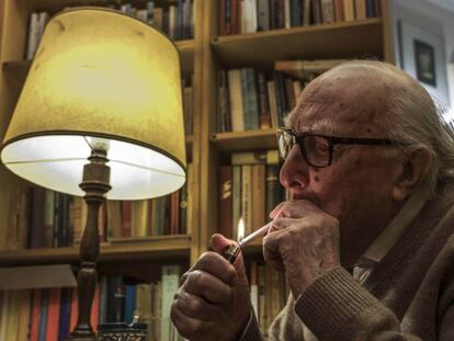 Andrea Camilleri se enciende un cigarrillo en la biblioteca de su casa en Roma. En vídeo, entrevista al escritor para EL PAÍS de 2015.