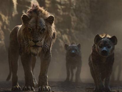 Scar (al que pone voz en la versión original Chiwetel Ejiofor) y las hienas, en un fotograma de 'El rey león'. En vídeo, el tráiler de la película.