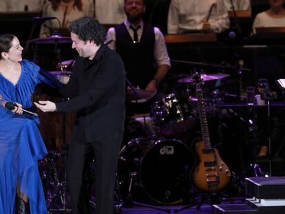 Lafourcade y Dudamel, en el concierto de este domingo, en Los Ángeles.