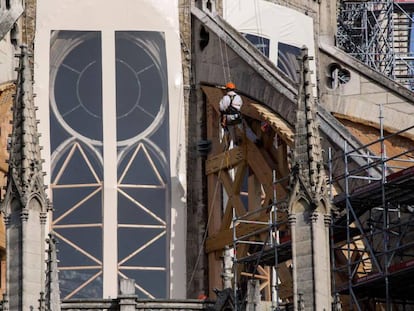 Trabajadores en las obras de restauración de Notre Dame, hoy miércoles 24 de julio. En vídeo, declaraciones del arquitecto Philippe Villeneuve.