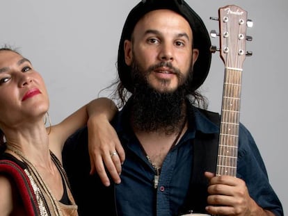 Vicky Cornejo y Jero Cassagne, cantante y guitarra del grupo 'La fanfarria del Capitán'. En vídeo: entrevista a 'La fanfarria del capitán'.