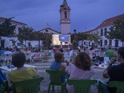 Vecinos de Cortelazor llenan la plaza, poco antes de que se proyecte 'Campeones'.