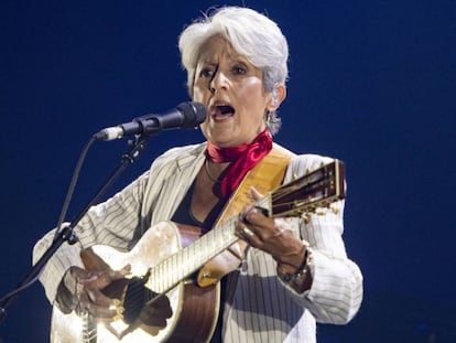 Joan Baez durante su concierto de despedida anoche en la V edición de Universal Music Festival. En vídeo, un fragmento de su interpretación del tema 'Llegó con tres heridas' de Joan Manuel Serrat.