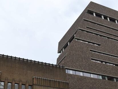 Tate Modern de Londres. Desde la galería superior, en el décimo piso, fue arrojado este domingo un niño de seis años. En vídeo, declaraciones de una testigo del suceso.