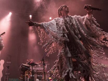 Crystal Fighters durante su concierto en el Wizink Center (Madrid), el pasado 15 de marzo. En vídeo, entrevista con el líder de la banda, Sebastian Pringle.