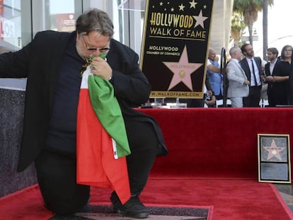 Guillermo del Toro besa la bandera de México el martes durante la inauguración de su estrella en el Paseo de la Fama de Hollywood. En vídeo, el trailer de su última película "Historias de miedo para contar en la oscuridad".