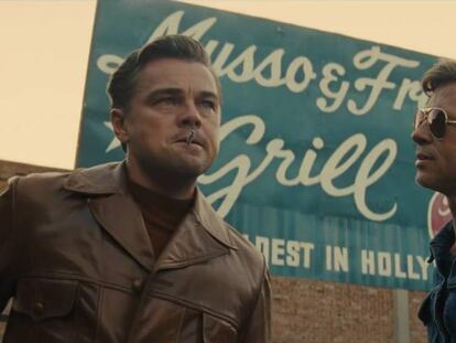 Fotograma de la película en el que aparecen los personajes de Leonardo DiCaprio y Brad Pitt. En vídeo, tráiler de 'Érase una vez en... Hollywood'.