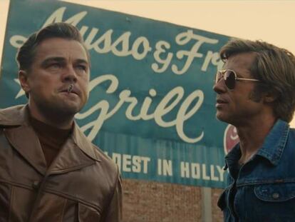 Fotograma de la película en el que aparecen los personajes de Leonardo DiCaprio y Brad Pitt. En vídeo, tráiler de 'Érase una vez en... Hollywood'.