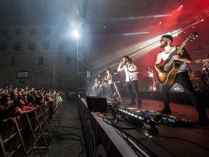 La Maravillosa Orquesta del Alcohol en un concierto de Santiago de Compostela. En vídeo, la entrevista con la banda en el Festival Internacional de Benicàssim (FIB).