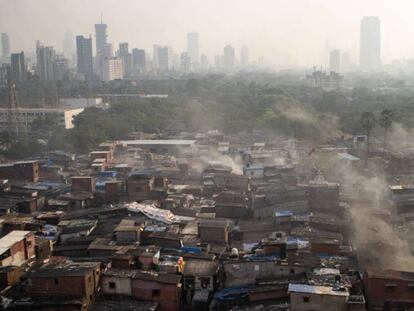 Vista del área de Dharavi, en Bombay, donde vive más de un millón de personas en dos kilómetros cuadrados. En vídeo, la polémica sobre las visitas a Dhavari.