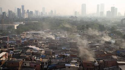 Vista del área de Dharavi, en Bombay, donde vive más de un millón de personas en dos kilómetros cuadrados. En vídeo, la polémica sobre las visitas a Dhavari.