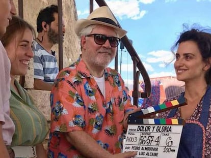 Pedro Almodóvar (centro) y Penélope Cruz, en el rodaje de 'Dolor y gloria'. En vídeo, tres fragmentos de los tráilers de las películas preseleccionadas.