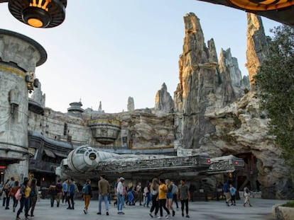 En foto, la atracción del Halcón Milenario en 'Star Wars: galaxy's edge' en Disneyland, California. En vídeo, anuncio de 'Star Wars: galaxy's edge'.
