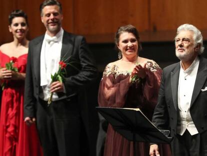 Plácido Domingo, junto al reparto de 'Luisa Miller', de Verdi, en el Festival de Salzburgo.