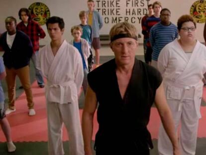 En foto, una imagen de la serie 'Cobra Kai'. En vídeo, trailer de la serie 'Cobra Kai'.