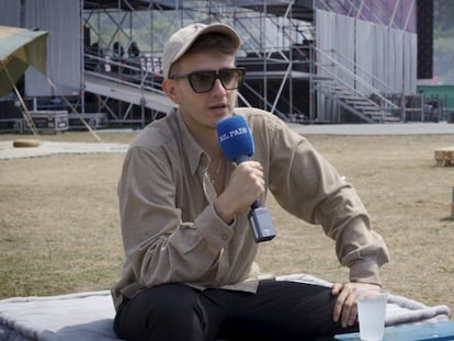 Recycled J durante una entrevista en Riverland (Asturias). En vídeo, declaraciones del rapero.