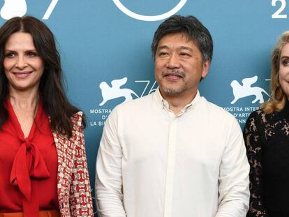 Juliette Binoche, a la izquierda, Hirokazu Kore-eda y Catherine Deneuve, el miércoles en la presentación de su película 'La verdad'. En vídeo, el Festival de Venecia arranca con polémica.