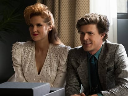 Kate Nash y Chris Lowell, en la tercera temporada de 'GLOW'. En vídeo, el tráiler de la tercera temporada de la serie.