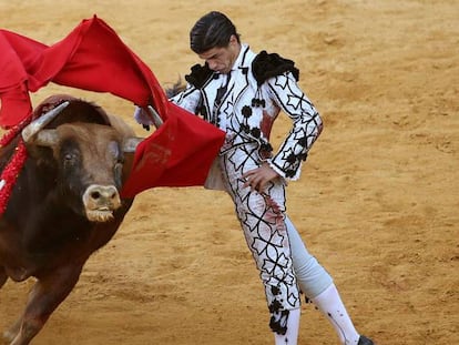 Pablo Aguado, con el sobrero de la corrida goyesca de Ronda, al que cortó dos orejas. En vídeo, resumen de la corrida.