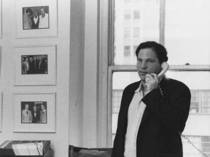 Harvey Weinstein, en su despacho en Miramax, en Nueva York en abril de 1989. En vídeo, el tráiler de 'Intocable'.