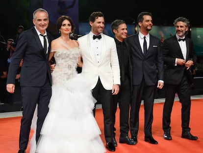 Desde la izquierda, el director Olivier Assayas y los actores Penélope Cruz, Edgar Ramírez, Gael García Bernal, Wagner Moura y Leonardo Sbaraglia, anoche en Venecia. En vídeo, la alfombra roja.