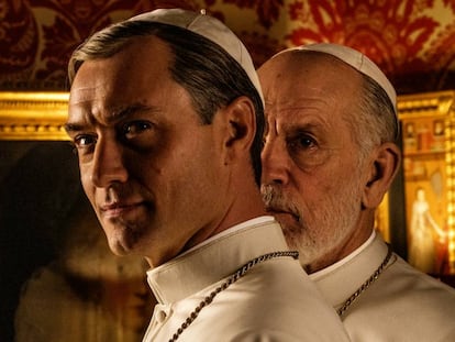 En vídeo, Jude Law y John Malkovich, en 'The New Pope'.