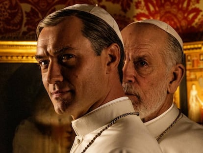 En vídeo, Jude Law y John Malkovich, en 'The New Pope'.