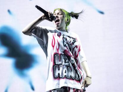 La cantante y compositora estadounidense Billie Eilish durante el concierto de este martes en el WiZink Center de Madrid. En vídeo, cómo es el proceso creativo de la artista.