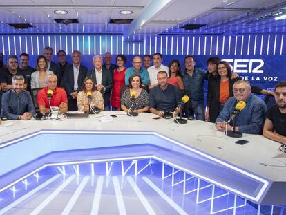 Foto de familia de la cadena SER. En vídeo, la presentación al frente de 'Hoy por Hoy' de Àngels Barceló.