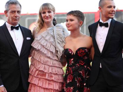 La directora Shannon Murphy (segunda por la izquierda) y los actores Ben Mendelshon, Eliza Scanlen y Toby Wallace ayer en Venecia. Foto: Tristan Fewings (Getty Images). En el vídeo: tráiler de 'Babyteeth'.